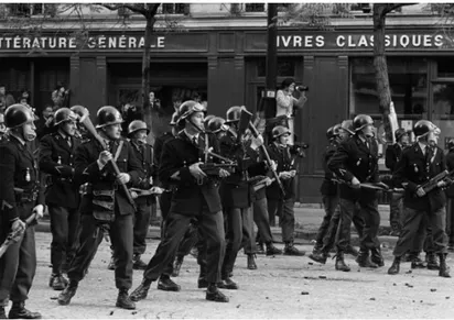 Şekil 3.9 : 1968’de Fotoğraf Sanatçısı Gökşin Sipahioğlu’nun Çekmiş Olduğu  Fotoğrafta Fransız Polisine Direnen Öğrenciler 