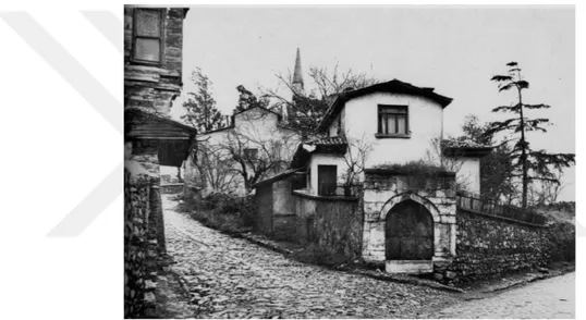 Şekil 2.59: Osmanlı mahalle dokusunda çeşme (Tayşi, 2006).  2.5 Meydanı Oluşturan Temel Ögeler  