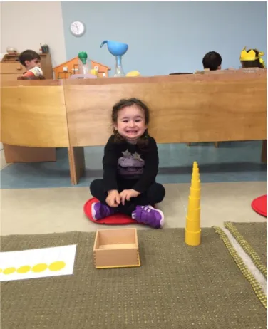 Şekil 7. Montessori sınıfında araç çalışmasını tamamlayan çocuk 