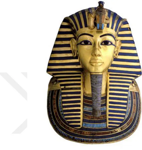Şekil 2.6: Tutankhamun'un som altından mamul ölüm maskesi (Bağatur, 2013:  40).   