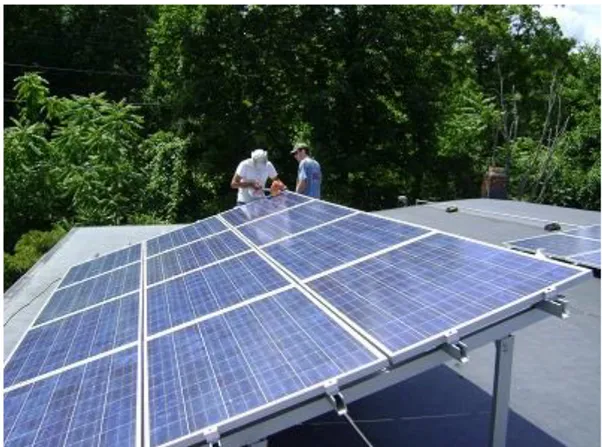 Şekil 2.22’deki fotoğrafta da düzlemsel eğimli metal panel kaplamaları  bir çatı yüzeyine uygulanan çerçeveli fotovoltaik panel montajı yer almaktadır