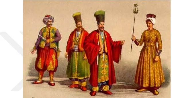 Şekil 24 Genellikle siyah kuzu derisinden, tepesi yeşil ve sarı çuhalı bir kalpak giyen  posta Tatarları (ortada) 