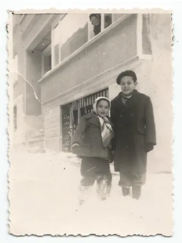 Şekil 3.1. Nişantaşı’ndaki apartmanın önünde, 1950’li yılların başında. Cansever Özsoy  kişisel arşivi