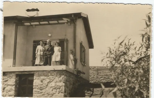 Şekil 3.3. Eğimin avantajını kullanan bir ev örneği. Cansever Özsoy kişisel arşivi.  ‘’li 