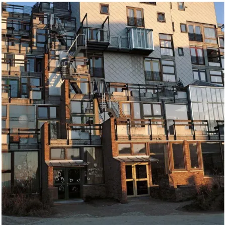 Şekil 3.4. Lucien Kroll tasarımı, hareketli birimleriyle La MéMé binası. Kaynak: Domus  (https://www.domusweb.it/en/architecture/2010/06/30/lucien-kroll-utopia-interrupted.html) 