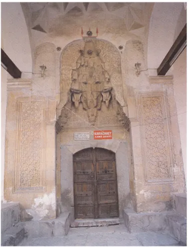 Fot. 3: Karacabey İmareti taç kapısı (Kaynak: Çakmak, 2001).