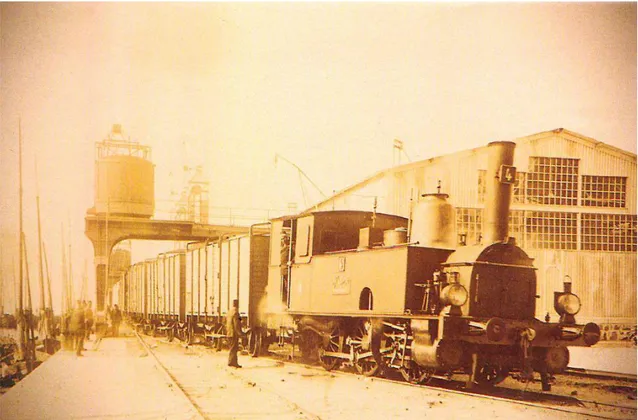 Şekil  2.2.  Haydarpaşa  tren  istasyonu,  zahire  depoları  önünde  bekleyen  lokomotif  ve  yük 