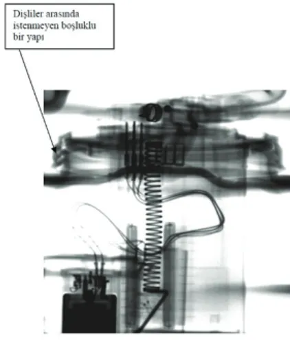 Şekil  17’de  gösterilen  fotoğrafta,  X-ışını  sistemindeki  flat panelde elde edilen radyografik görüntünün ICU  bağ-lantısı ile bilgisayara anlık aktarımı ile muayene edilen yakıt  tankı yapısındaki kusurlar tespit edilmiştir