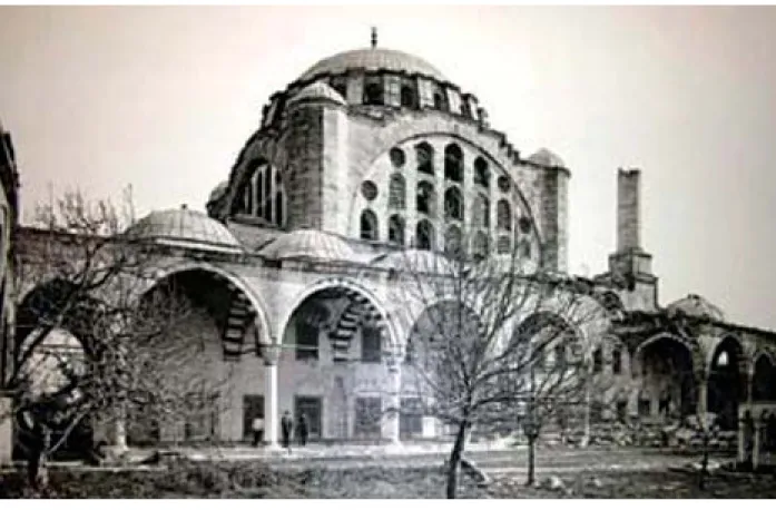Şekil 6. Mihrimah Sutan Camii ve minaresi. 1894 depreminden sonra.  Fotoğraf 1894-1907 yılları arasında çekilmiştir [10].