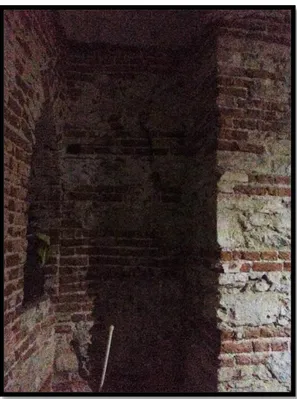 Şekil 3.62: Minare kaidesi yanı tuğla duvar üst kısımda oluşmuş çatlak. 