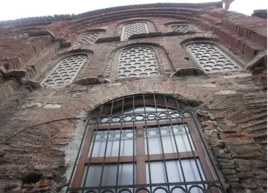 Şekil 2.13: Güney cephe pvc doğrama ve demir parmaklıklar (Birer, 2014) 