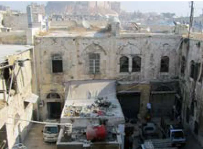 Fig 5. The eastern internal façade, the traces of closed arcades, 2011 Şekil 6. Avlu batı cephesi, teras ve üst seviyede eklenen oda, 2011 Fig 6