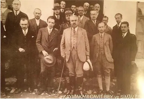 Şekil 3.14, Kaymakam Cavit ve Simav esnafı (1926)  13 Osmanbey İlköğretim Okulu 