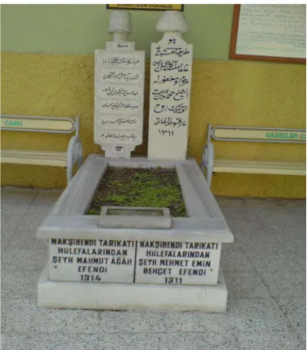 Şekil 4. Mahmud Âgâh ve Mehmed Emin Efendilerin Gazezler Camii avlusundaki Kabirleri 