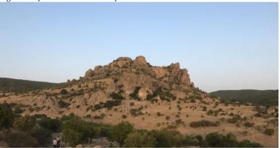 Foto 2. Kale Tepe’nin rölyefi doğal yapısını büyük ölçüde korumuştur. Fotoğraf güneybatıdan  alınmıştır