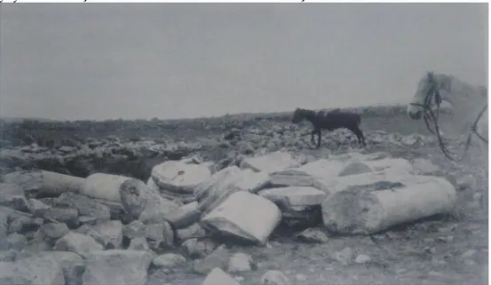 Foto 1. Kızılören Hüyük Tepe’de çıkarılan bazı kalıntılar (Swoboda ve diğerleri, 1935, s.105)