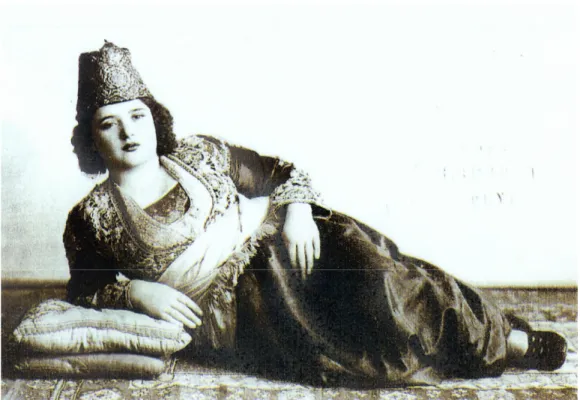 Foto  Hasan  Behçet  fotoğraf  stüdyosu  Garabet  Kirkor  Solakian  arşivinde  bulunan  bu  fotoğrafta genç bir bayan halı üzerinde uzanarak objektife poz vermiştir