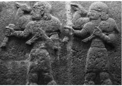 Şekil 5.4’de Anadolu Selçukluları’ndan kalma, 13’üncü -14’üncü yüzyıllarda  yapıldığı düşünülen ve alçı üzerine oyularak yapılmış atları üzerinde savaşan  askerleri ifade eden bir görüntü görülmektedir