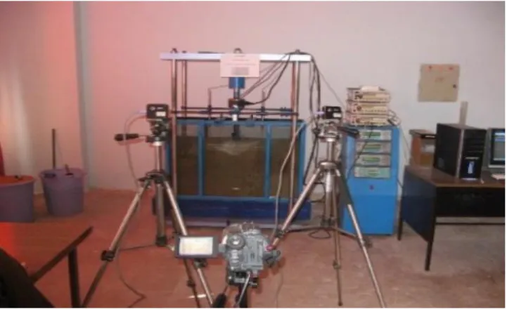 Figure 2. Test case and loading frame 