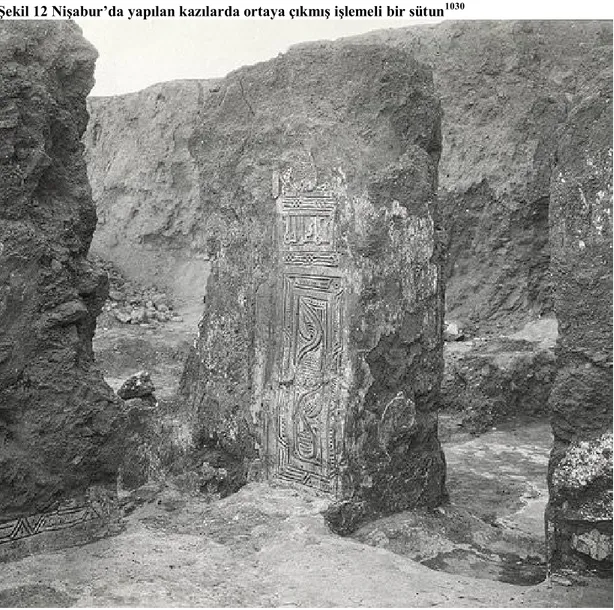 Şekil 12 Nişabur’da yapılan kazılarda ortaya çıkmış işlemeli bir sütun 1030