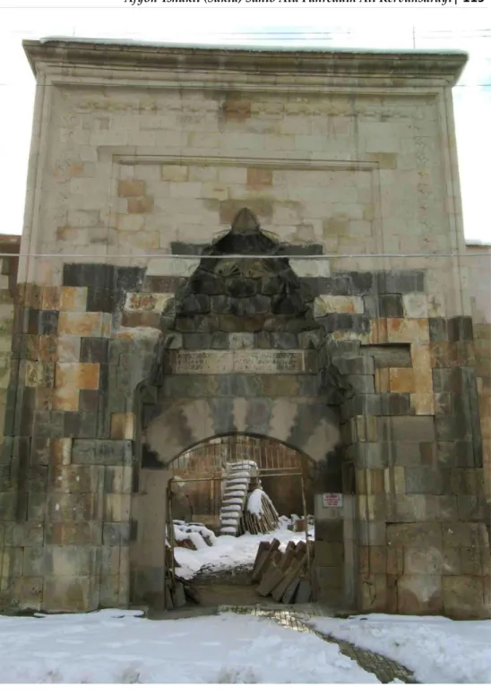 Foto 2: İshaklı Sâhib Ata Kervansarayı, Avlu Portali (Onarım Sonrası) 