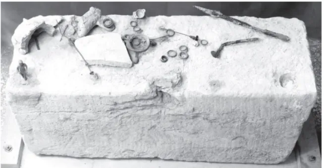 Figür 1: Kalapodi’de açığa çıkarılan taş sıra üzerindeki in situ adakların görünümü 