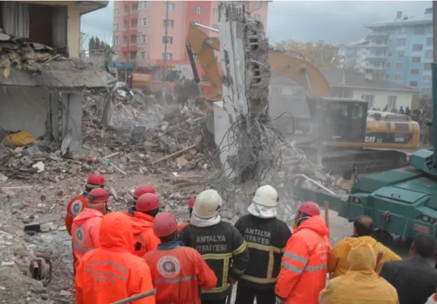 Şekil  2.16.  23  Ekim  2011  Van  depremi  sonrası  enkaz  kaldırma  çalışmaları  (Antalya  Büyükşehir Belediyesi İtfaiye Dairesi Başkanlığı) 