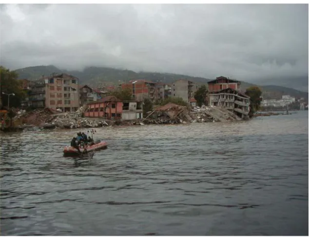 Şekil  2.20.  Kocaeli-Değirmendere’de  meydana  gelen  tsunaminin  yapmış  olduğu  hasar  (www.usc.edu/dept/tsunamis/turkey/) 