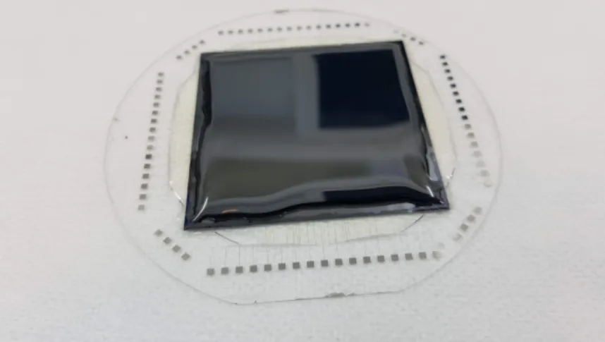 Figure 3.8: BOE carefully spread on the BOX layer of the SOI wafer using a pipette.