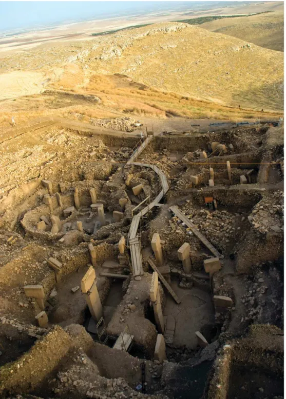 Abb. 1) Rundbauten der Schicht III des Göbekli Tepe im Ausgrabungsprozess (nach  Dietrich et al