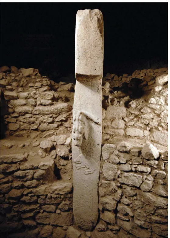 Abb.  5)  Göbekli  Tepe  –  Skulpierter  Pfeiler  aus  Rundbau  C  (nach  Dietrich  et  al