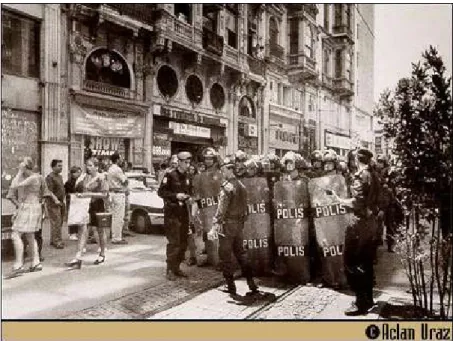 Figure 10.  Police surrounds the Mothers, Aclan Uraz, Cumartesi Anneleri Fotoğrafları (Istanbul: Çağ Yayıncılık, 1997).