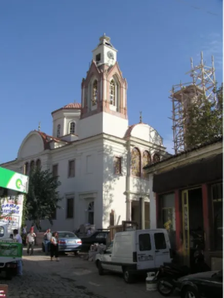 Şekil : 2.7:  Ayvalık'ta ki saatli cami               Şekil 2.8: Ayvalık'taki eski tekel                      fabrikası(Eren, 2012)                          