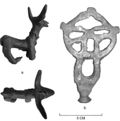 Abb.  11  Kleine Stierﬁ gurine (a)  (Grab M-C-71) und  Zeremoni-alstandarte (b) (aus zerstörtem  Grab) aus Bronze