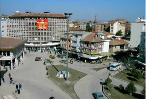 Foto  3:  Ali  Hikmet  Paşa  Meydanından  bir  görünüm.    Meydan  şehrin  en  önemli  kavşağı  durumundadır