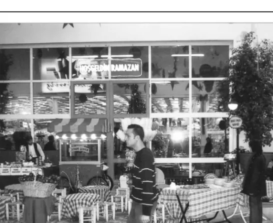 Figure 3. Temporary Turkish coffeehouse next to Marks and Spencer (by Kenan Ozduran).