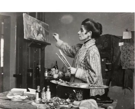 Figure  2.  Olga  ritratta  al  lavoro  nel  suo  atelier  di  Cracovia  nel  1920  circa  ©  Cracovia,  Museo Nazionale, Archivio, inv