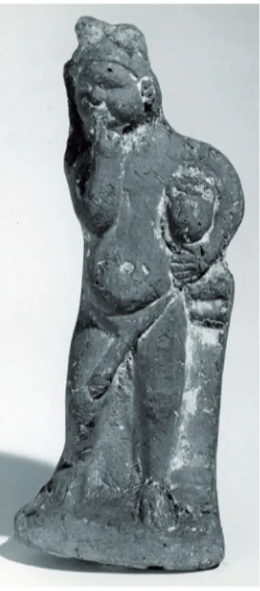 Fot. 2. Terakotowa statuetka wyobrażająca nagiego Harpokratesa stojącego na cokole. Bóstwo wy- wy-obrażone z charakterystycznym fallusem ma na głowie wstążkę utrzymującą 2 pęki lotosu