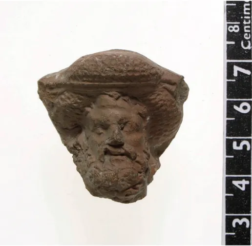 Fot. 1. Fragment terakotowego zabytku przedstawiającego głowę Dionizosa. Egipt; IV–III w