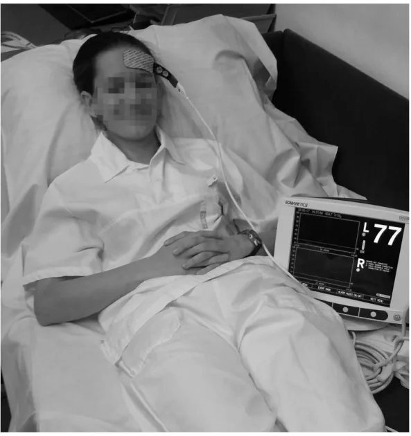 Obrázek 3. Modelová pacientka vyšetřovaná přístrojem INVOS 5100C  