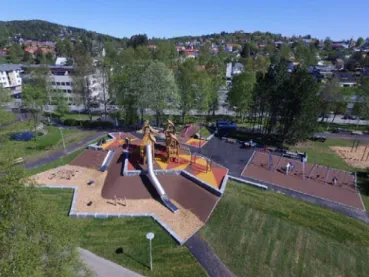 Figur 43: Arealer for lek og rekreasjon oppfattes som viktig av byens befolkning, her illustrert med  Byparken lekeplass i Kongsvinger