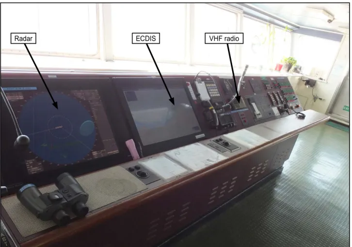 Figure 4: The starboard side of ANL Wyong’s bridge console showing the radar and ECDIS  displays in use by the OOW