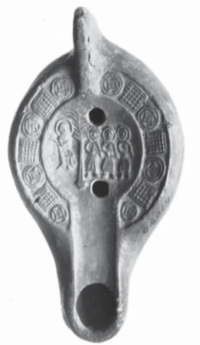 Abb. 3: Öllampe aus Palaestina  (Römisch-Germanisches  Zentral-museum Mainz, 5. Jh.). Deutlich  zu erkennen sind Abraham, der  Baum und die drei Männer, alle  Personen sind mit einem Nimbus  versehen